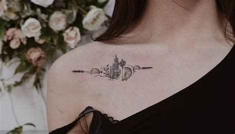 tatuajes pequeños clavicula|73 Tatuajes en la Clavícula Delicados y Pequeños